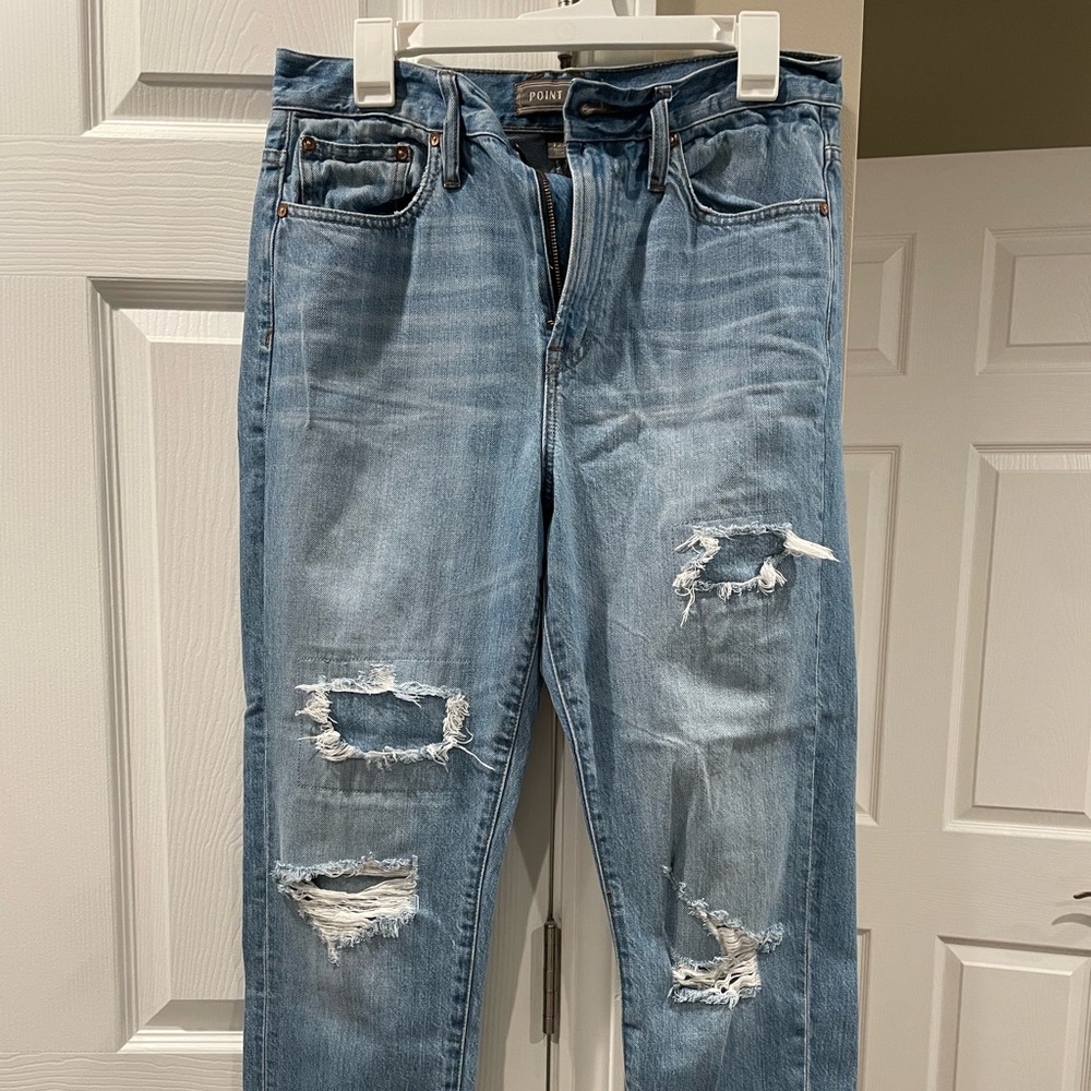 J. Crew point sur jeans straight leg can be rolled or not.